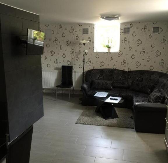 آپارتمان 2 خوابه, Varkerulet Apartman