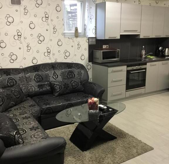 آپارتمان 2 خوابه, Varkerulet Apartman