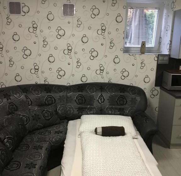 آپارتمان 2 خوابه, Varkerulet Apartman