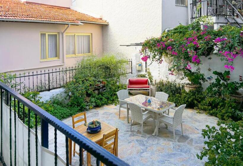اتاق استاندارد سه تخته با چشم‌انداز باغ, Azize Palas Apart Otel