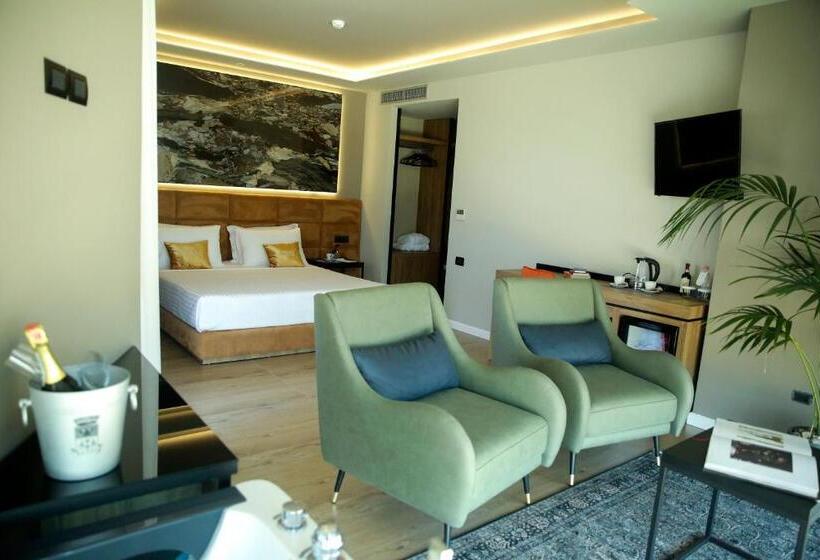 سوییت جونیور با چشم‌انداز دریا, Kraal Hotel Vlore
