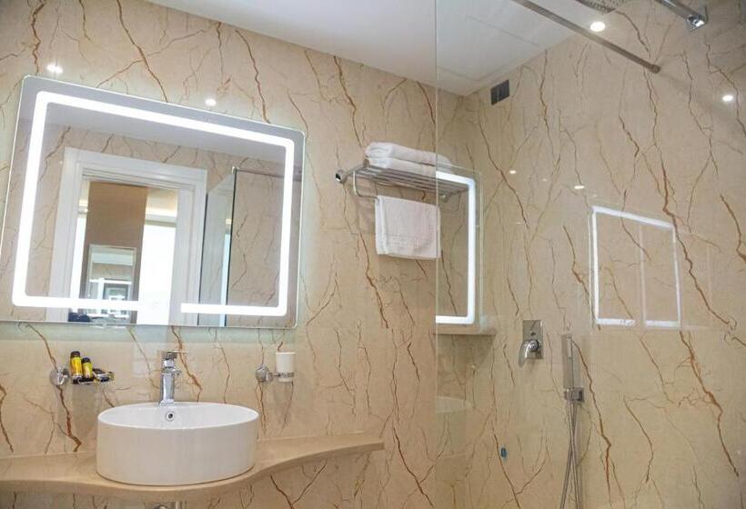 اتاق سه نفره دلوکس با چشم‌انداز دریا, Kraal Hotel Vlore