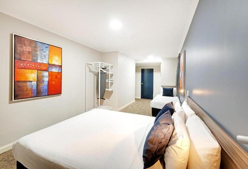 Quarto Triplo Estandar, 28