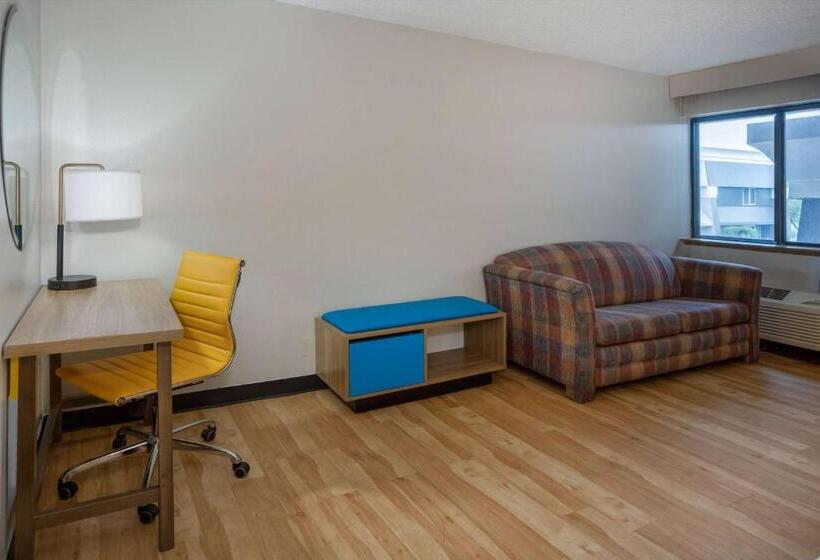 Люкс Deluxe Кровать Кинг, Days Inn By Wyndham Pleasant Prairie Kenosha
