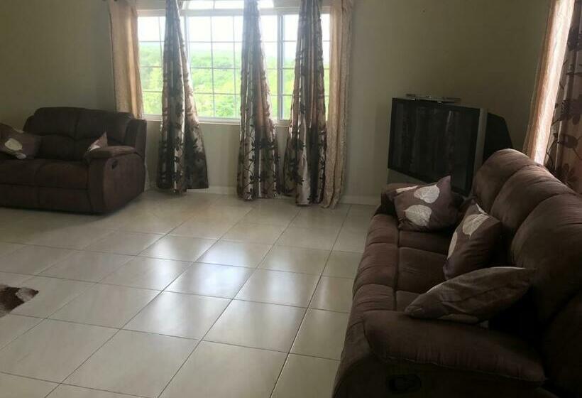 سوئیت با بالکن, Retreat Guest House