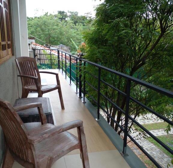 اتاق لوکس با بالکن, Thomasha Homestay & Tuk Tuk Service