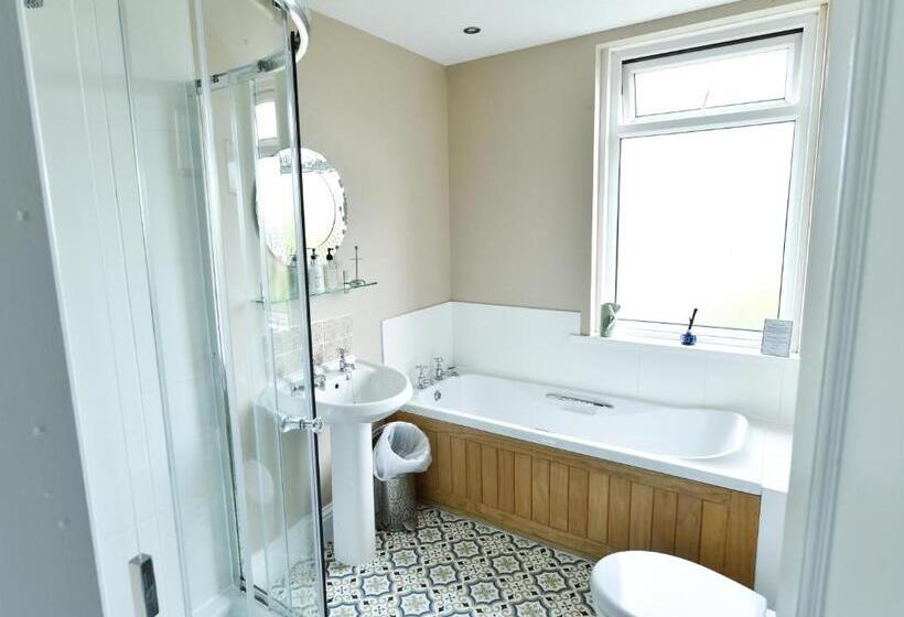 Номер Стандарт, Hillcrest Whitby