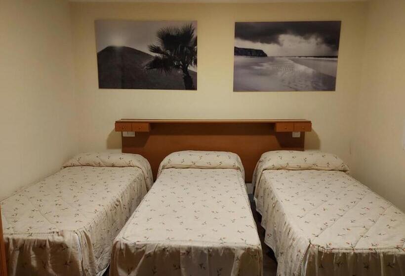 اتاق استاندارد سه نفره, Hostal Moncloa