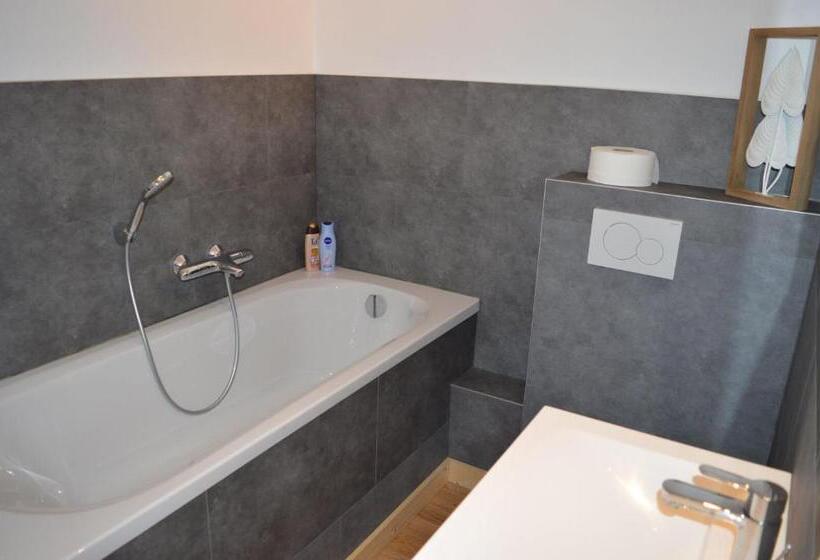Номер Deluxe, Luxury Spa Hotel   Francofolies