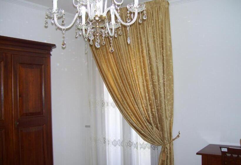 Standard Connecting Room, Capitello