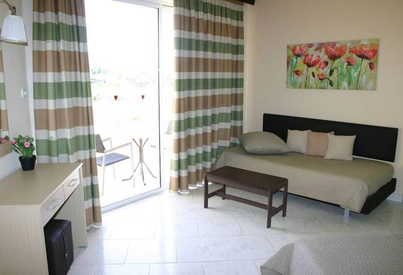 اتاق استاندارد سه نفره, Lyristis Dinos Studios & Apartments