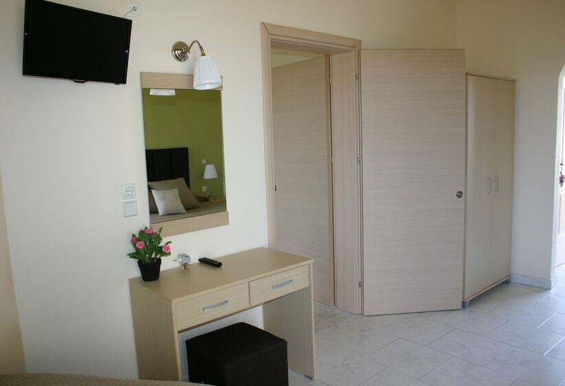 آپارتمان خانوادگی, Lyristis Dinos Studios & Apartments
