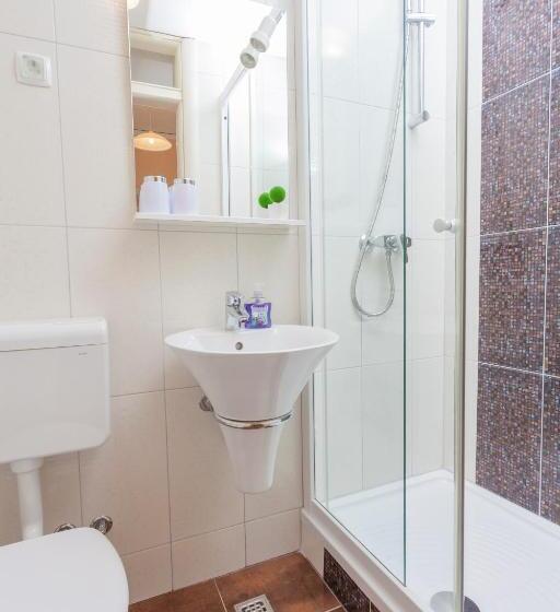 اتاق اکونومی, Apartments & Rooms Alagic