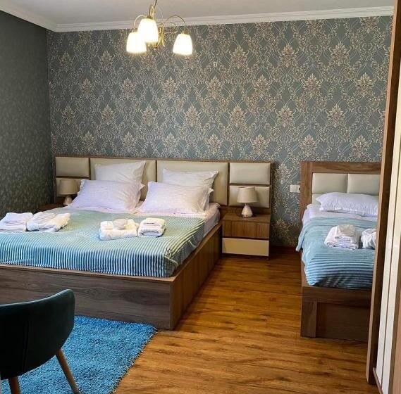 اتاق استاندارد سه تخته با چشم‌انداز باغ, Golden Star Kazbegi