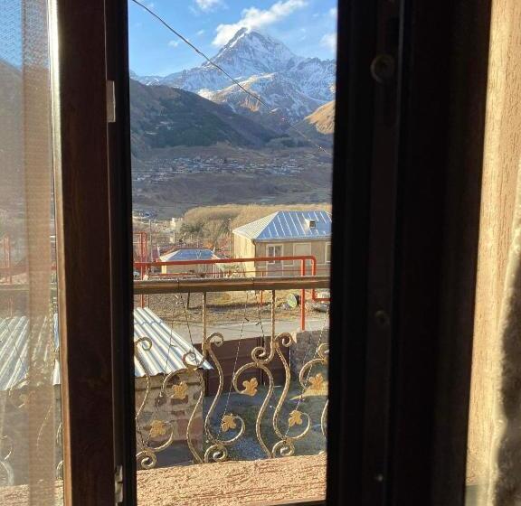اتاق استاندارد با چشم‌انداز, Golden Star Kazbegi