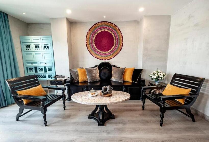 اتاق اجرایی, Sanouva Saigon