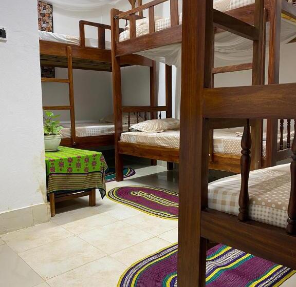 اتاق استاندارد سه نفره, Sanaa Hostel