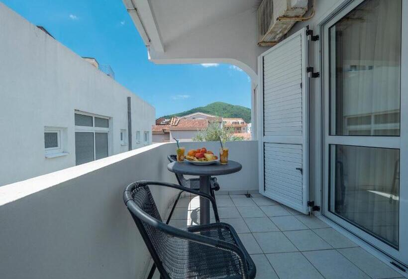 Standard Triple Room with Terrace, Mediterranean Guest House Balkan