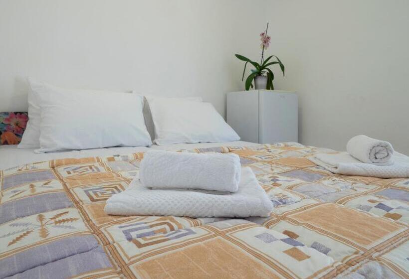 Standard Triple Room with Terrace, Mediterranean Guest House Balkan