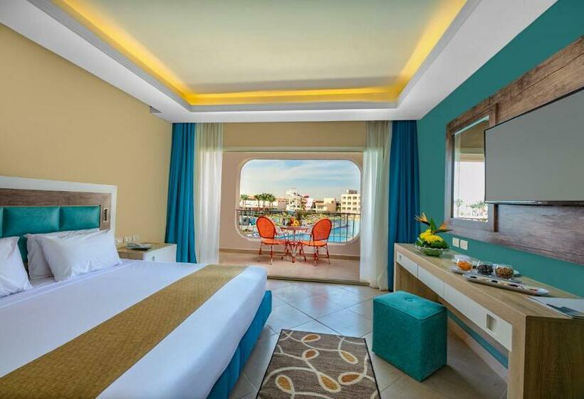 اتاق استاندارد با چشم‌انداز استخر, Titanic Resort & Aqua Park