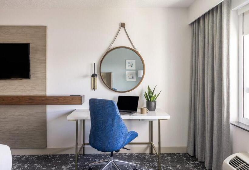 キングサイズベッドのスタンダードルーム, Crowne Plaza Ft Myers Gulf Coast, An Ihg