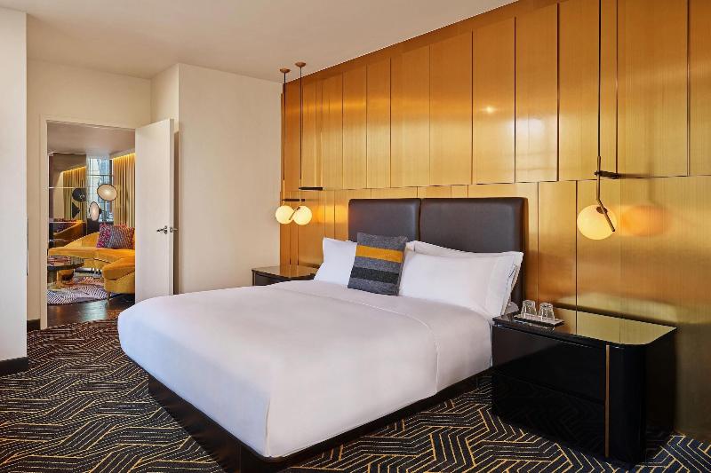 스위트 킹사이즈 침대, W Minneapolis  The Foshay