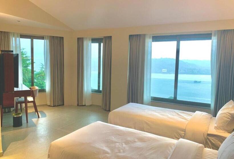 Premium room with river view, The Crown Goa