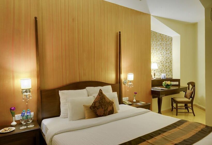 سوییت جونیور, The Crown Goa