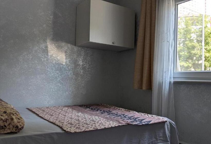 اتاق اکونومی, Hostel California