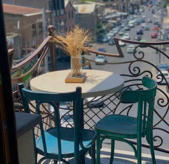 سوئیت با بالکن, Menua