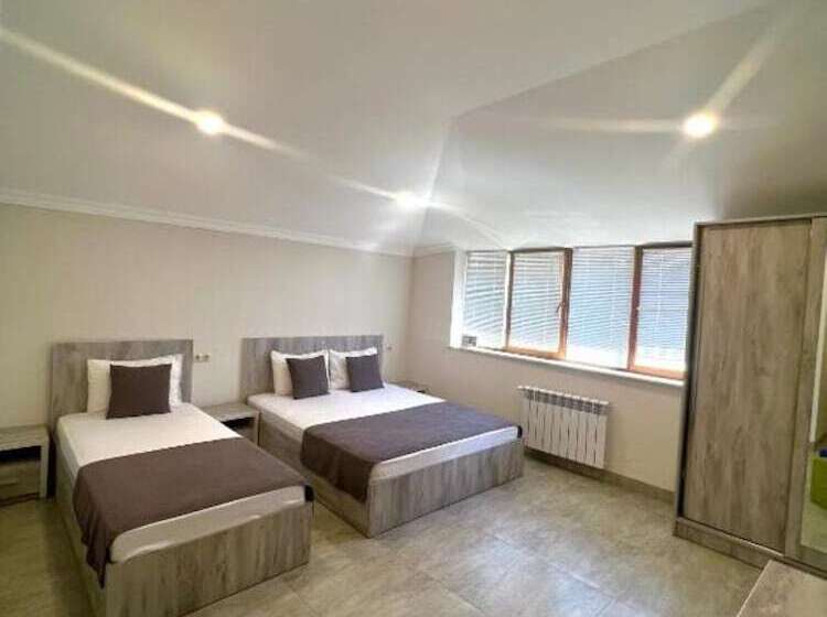 اتاق استاندارد سه نفره, Menua