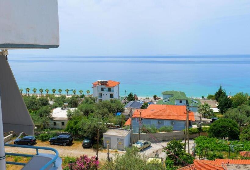 Четырехместный Номер Стандарт Вид на Море, White