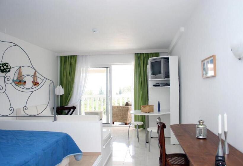 سوییت جونیور با چشم‌انداز دریا, Gerakas Belvedere Hotel & Luxury Suites