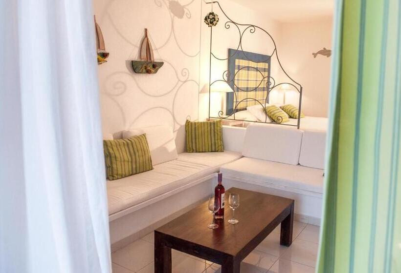 سوئیت جونیور با چشم‌انداز باغ, Gerakas Belvedere Hotel & Luxury Suites