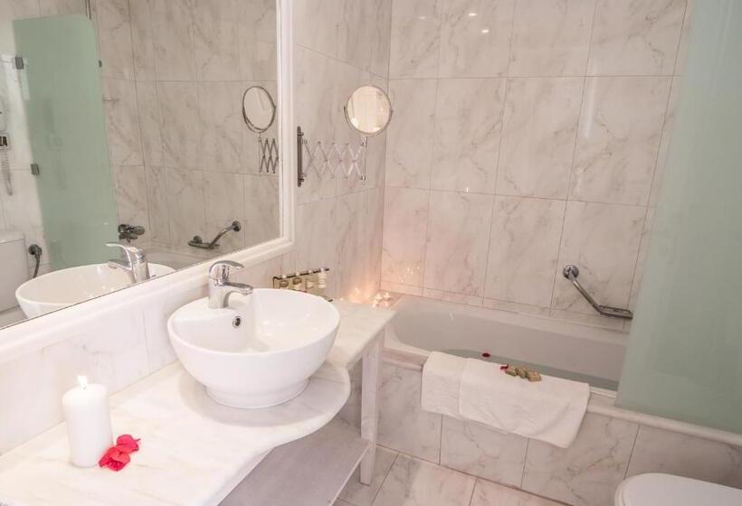 سوئیت جونیور با چشم‌انداز باغ, Gerakas Belvedere Hotel & Luxury Suites