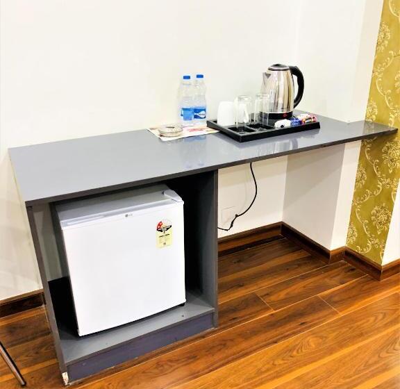 バルコニー付きデラックスルーム, Lime Tree Hotel Pulkit Gurgaon Artemis Hospital, Nearest Metro Huda City Centre