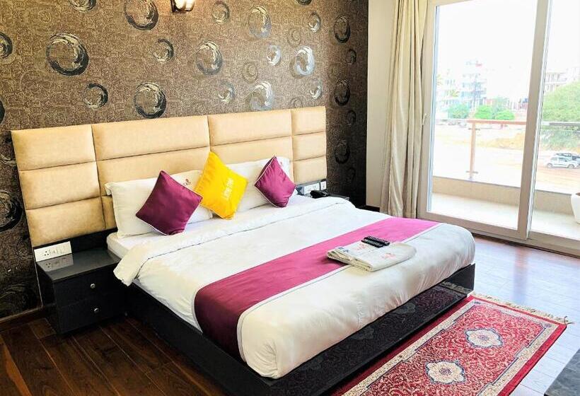 バルコニー付きデラックスルーム, Lime Tree Hotel Pulkit Gurgaon Artemis Hospital, Nearest Metro Huda City Centre