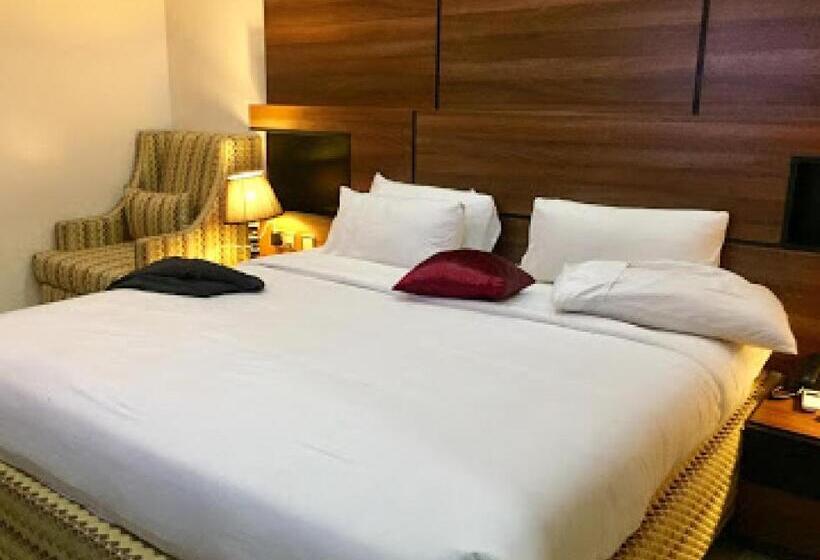 Номер Стандарт Трехместный, Room In Apartment   Best Westerln Plus Deluxe Suite