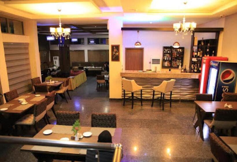 Номер Стандарт Трехместный, Room In Apartment   Best Westerln Plus Deluxe Suite