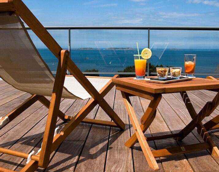 Люкс Вид на Море, Hôtel Les Costans, The Originals Relais