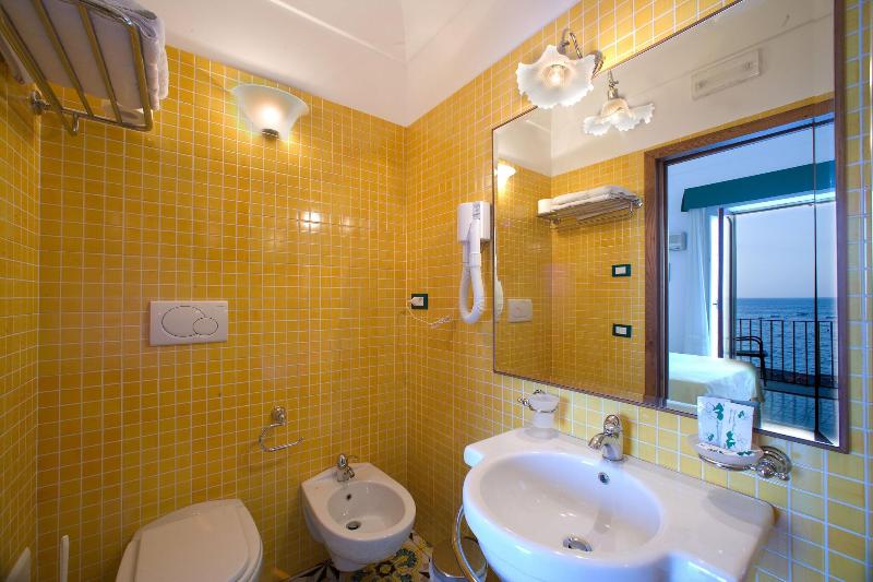 اتاق استاندارد با چشم‌انداز دریا, La Caravella Di Positano   Relais & Beach