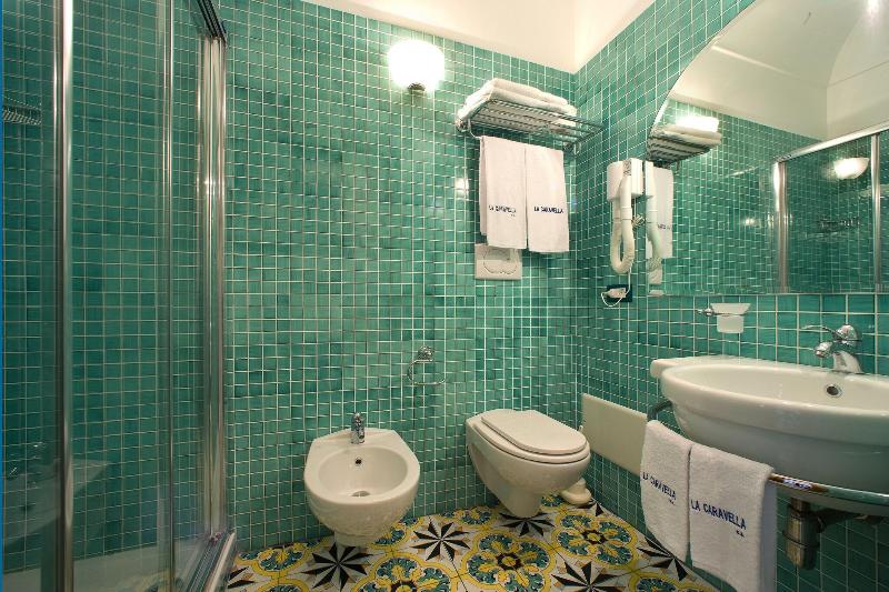 اتاق اساندارد با چشم‌انداز جانبی به دریا, La Caravella Di Positano   Relais & Beach