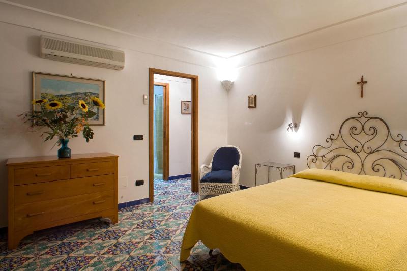 اتاق اساندارد با چشم‌انداز جانبی به دریا, La Caravella Di Positano   Relais & Beach