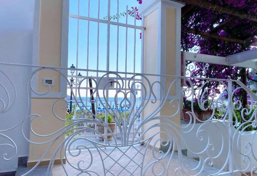 اتاق اساندارد با چشم‌انداز جانبی به دریا, La Caravella Di Positano   Relais & Beach