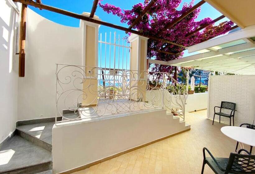 اتاق اساندارد با چشم‌انداز جانبی به دریا, La Caravella Di Positano   Relais & Beach