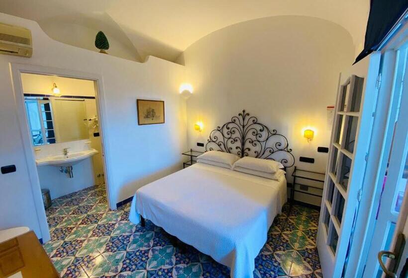 اتاق اساندارد با چشم‌انداز جانبی به دریا, La Caravella Di Positano   Relais & Beach