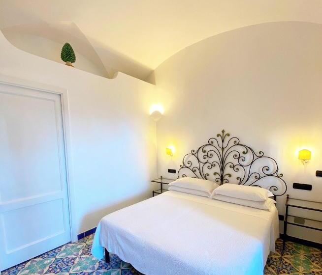 اتاق اساندارد با چشم‌انداز جانبی به دریا, La Caravella Di Positano   Relais & Beach