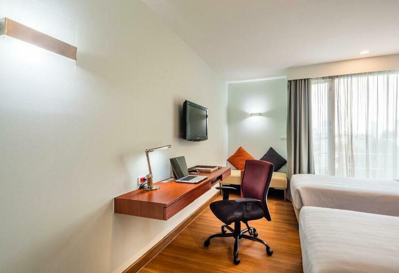 Quarto Superior, Solo, Sukhumvit 2, Bangkok   Sha Extra Plus