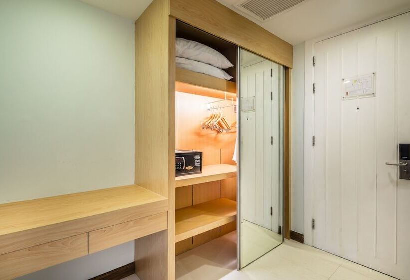 Quarto Deluxe, Solo, Sukhumvit 2, Bangkok   Sha Extra Plus