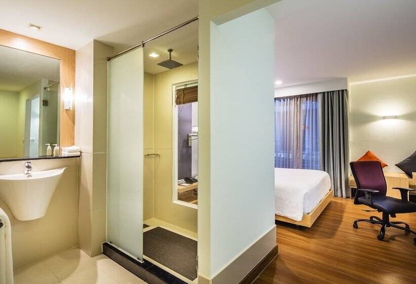 Quarto Deluxe, Solo, Sukhumvit 2, Bangkok   Sha Extra Plus
